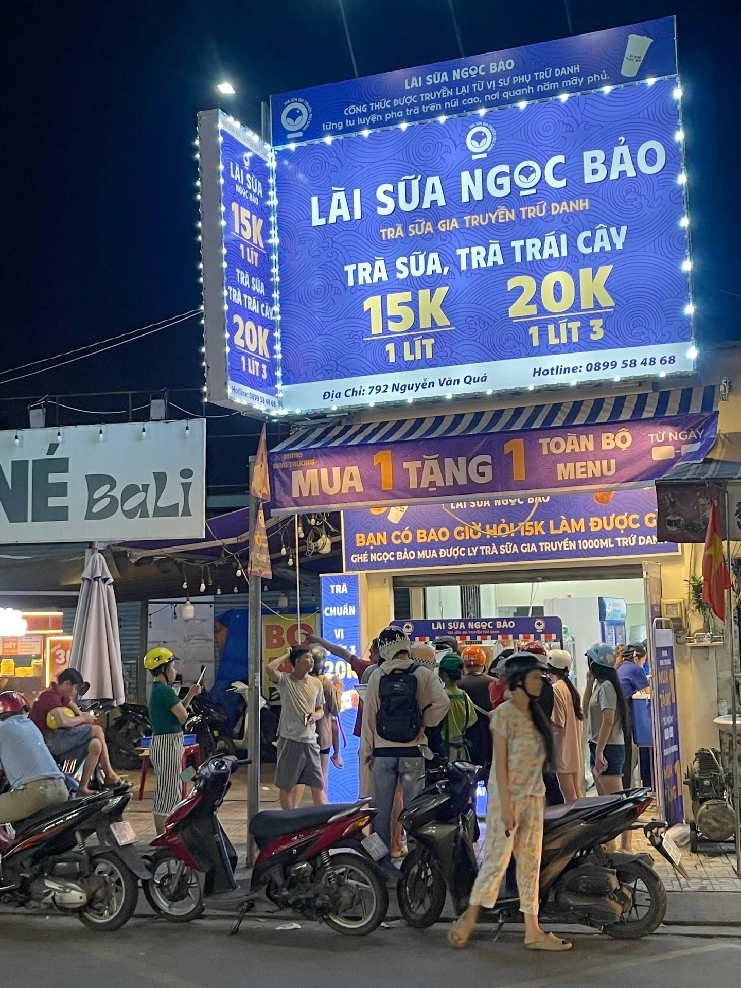Mặt tiền Lài Sữa Ngọc Bảo tại 792 Nguyễn Văn Quá vào buổi tối